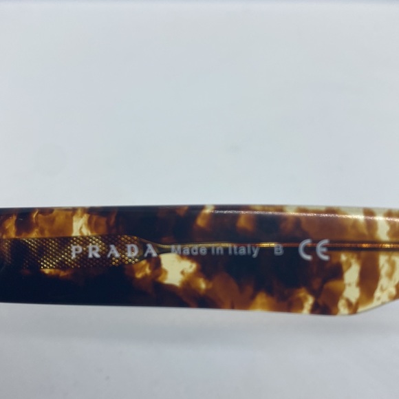 PRADA - Picture 5 of 8